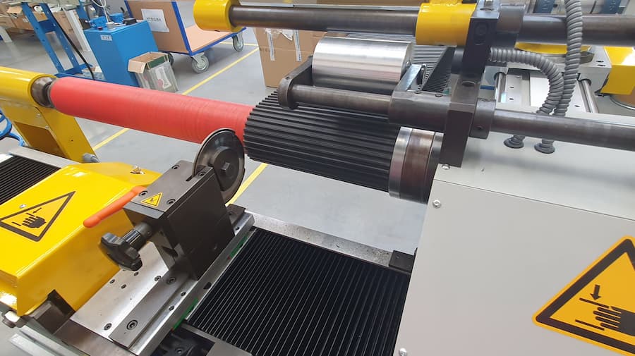 Výroba ozubeného řemenu z rukávce na naší nové automatické řezačce Beyer